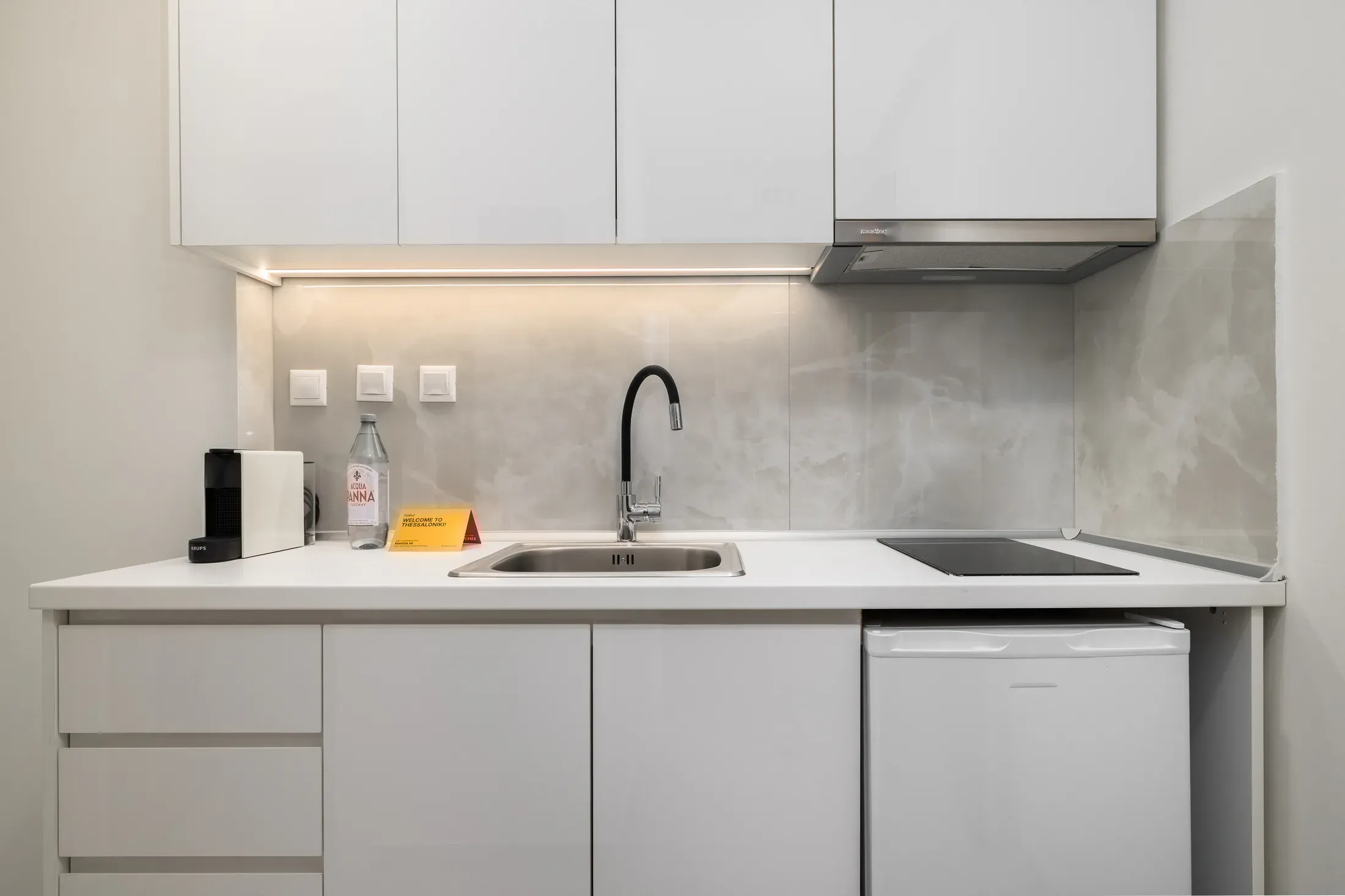 Equipped kitchenette with stovetop, sink and refrigerator