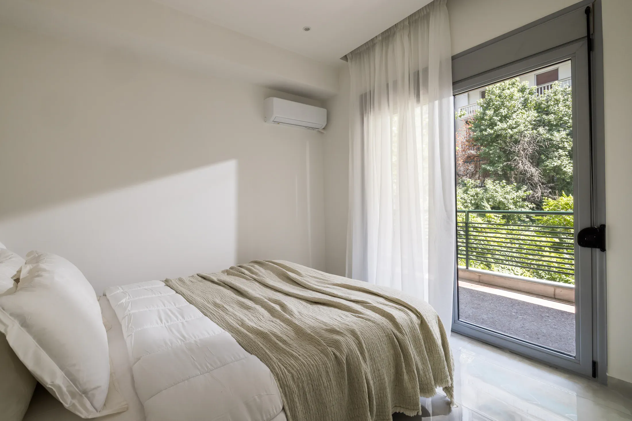 Queen-size bedroom with access to the private balcony