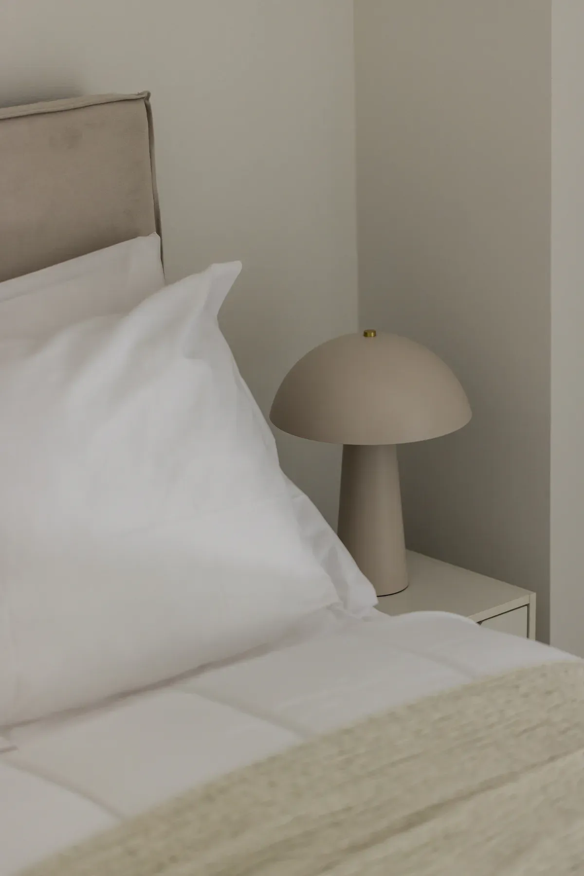 Bedside table and lamp in the queen-size bedroom