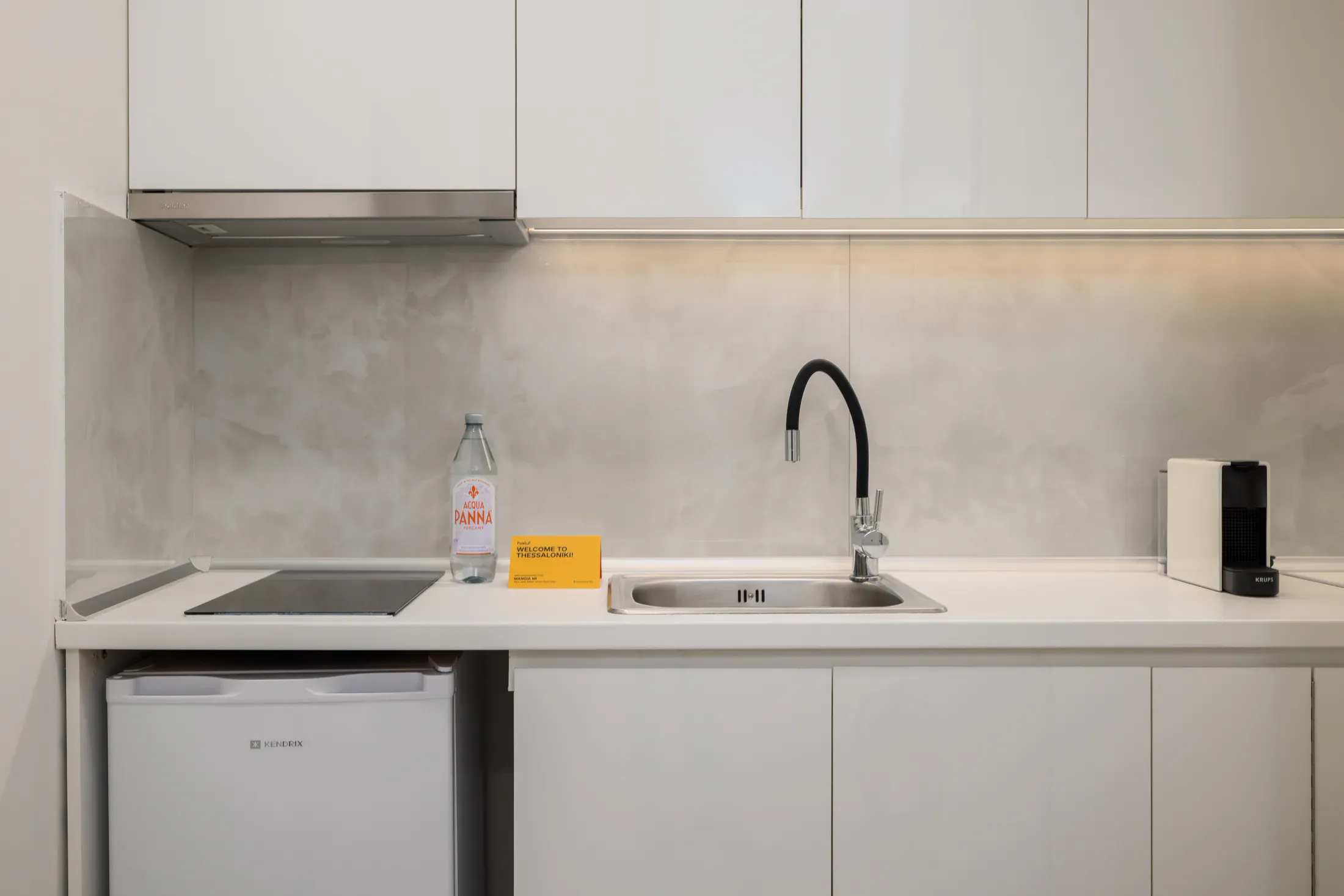 Equipped kitchenette with stovetop, sink and coffee facilities