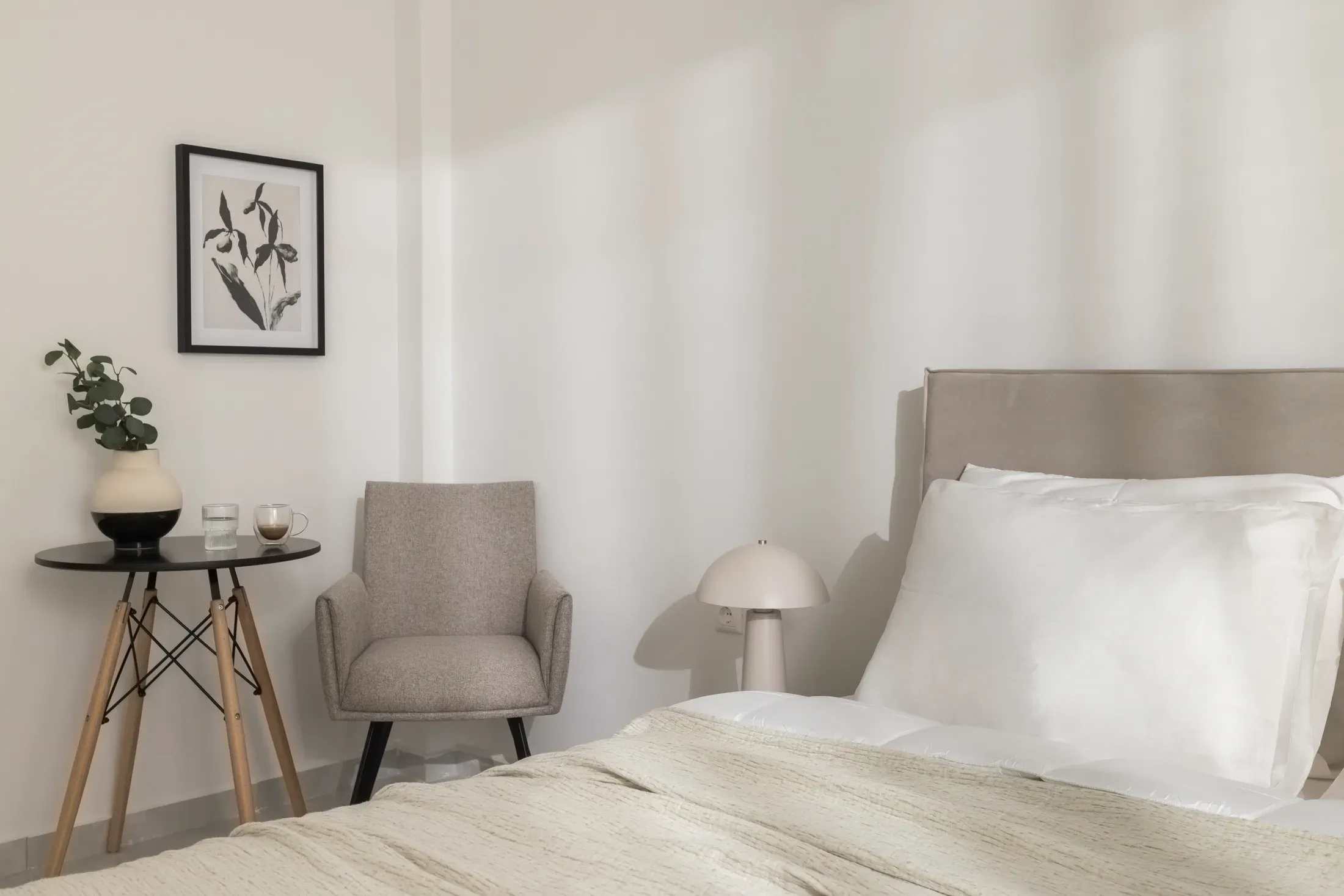 Second queen-size bedroom with Smart TV and seating