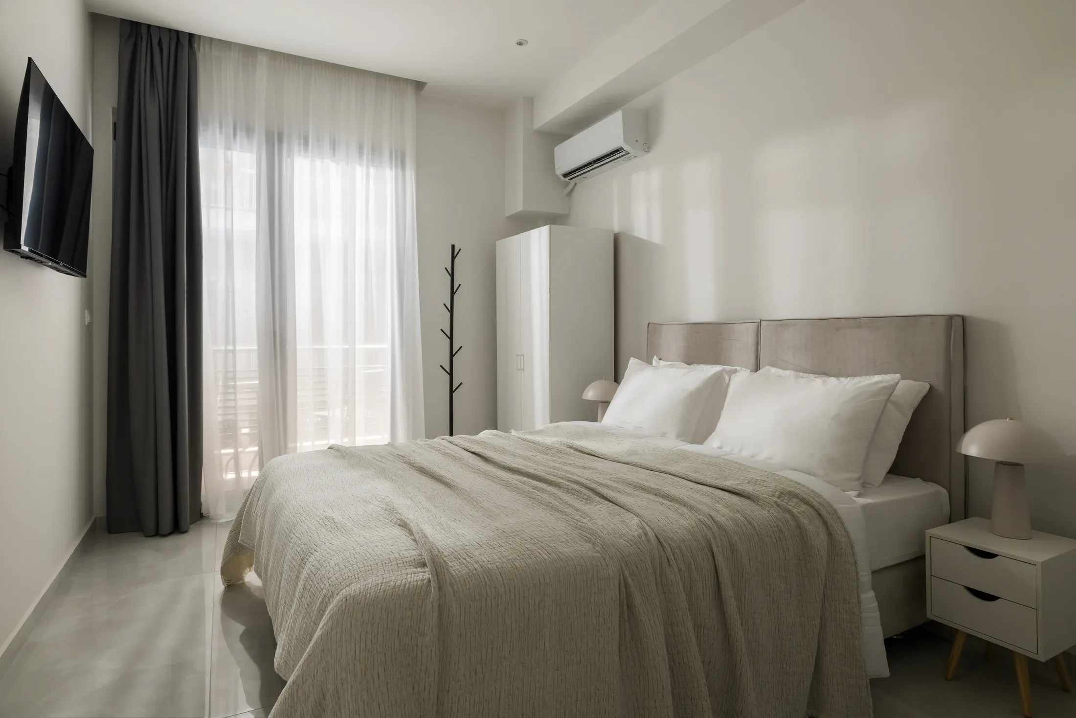 Queen-size bedroom in a CITIZEN apartment